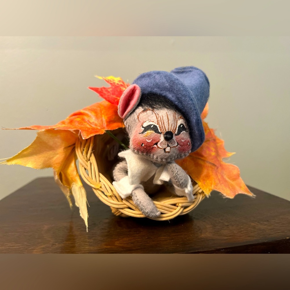 Vintage Analee 1993 Mouse Pilgrim in Straw Cornicopia